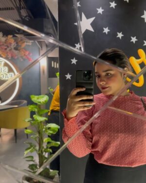 Uroosa Khan Instagram - Food. Mood. Vibe.✨🩷

Went to @thespicefactorykarachi love the pretty cute aesthetic ambiance now lets talk about the food
Loaded Cheese Fried 4/5
Chicken Fajita Pizza 4/5
Tarragon steak 5/5 

Ps : their staff was very generous 

#aesthetic #karachiresturants #chickensteak #pizzalover #uroosasays