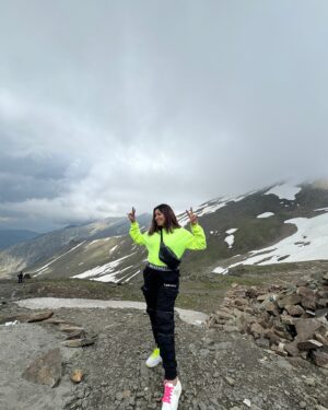 Uroosa Khan Instagram - forever that girl obsessed with God’s creations🏔️❄️⛄️
 

#babusartop #chillas #naranvalley #narankaghan #travelblogger
