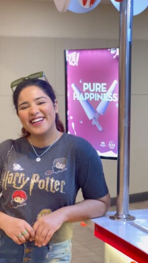 Uroosa Khan Instagram - This mother’s day long distance celebration was very emotional with with my mom aur meethay mai @yelopakistan Kulfi k sath wo wesai moment mere bht special hogye❤️
Aur aj bhi is kulfi ka wohi mazedsar taste hy to phir celebration to special hogi ho na✨

#yelokufli #mothersday #meetha #celebration #kulfi #ashlikulfi #mothersdaycard #mom #momlife #uroosasays