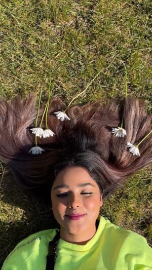 Uroosa Khan Instagram - Peace can also look like this💚🏔️🌼

📍 Naran

#narankaghan #naranvalley #daisy #mountaintherapy #mountains
