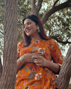 Uroosa Khan Instagram - Rang🌻🧡

#SUMMER #otd #tradionalwear #photodump #traditionalstyle