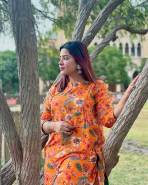 Uroosa Khan Instagram - Rang🌻🧡

#SUMMER #otd #tradionalwear #photodump #traditionalstyle