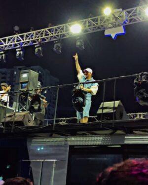 Uroosa Khan Instagram - Last night from @redbullpakistan Off The Roof 🔥🚀💙

#hasanraheem #redbull #givesyouwings #fairsshafi #youngstunner #concertnight #nightvibes #octoberdump