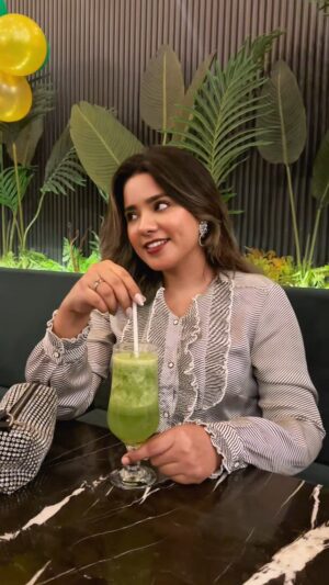 Uroosa Khan Instagram - @platos.pk opening highlights ✨
Such an aesthetic ambiance & yummy food.Don’t forget to try their olive oil pasta & fircy chicken its 10/10

📍 Dha phase 6

#ａｅｓｔｈｅｔｉｃ #food #aesthetically #foodies #karachidiaries