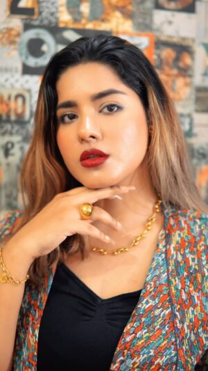Uroosa Khan Instagram - Feeling fancy in these old-money vibes ft @mithraandco jewellery ✨💍

#MithraAndCo #OldMoneyJewelry #LuxuryJewellery #FashionReel #StyleInspiration
#VintageJewelry #ClassicStyle #LuxuryLifestyle#DailyStyle #OOTD