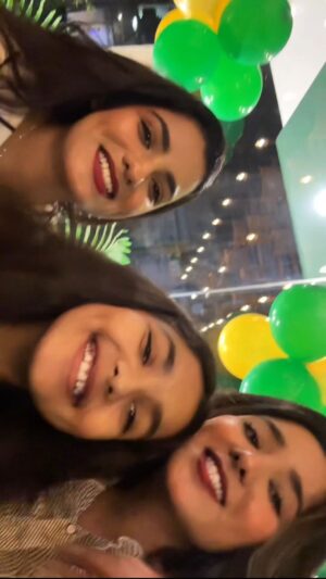 Uroosa Khan Instagram - Us after listening to APT🎀✨🌸

#sisters #aptsong #weekend #sisters