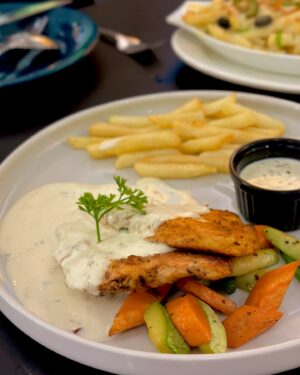 Uroosa Khan Instagram - Food. Mood. Vibe.✨🩷

Went to @thespicefactorykarachi love the pretty cute aesthetic ambiance now lets talk about the food
Loaded Cheese Fried 4/5
Chicken Fajita Pizza 4/5
Tarragon steak 5/5 

Ps : their staff was very generous 

#aesthetic #karachiresturants #chickensteak #pizzalover #uroosasays