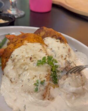 Uroosa Khan Instagram - Food. Mood. Vibe.✨🩷

Went to @thespicefactorykarachi love the pretty cute aesthetic ambiance now lets talk about the food
Loaded Cheese Fried 4/5
Chicken Fajita Pizza 4/5
Tarragon steak 5/5 

Ps : their staff was very generous 

#aesthetic #karachiresturants #chickensteak #pizzalover #uroosasays