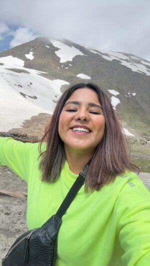 Uroosa Khan Instagram - Only one trip to the mountains needed rn 🏔️❄️✈️

#gilgitbaltistan #hunzavalley #babusartop #hunzadiaries