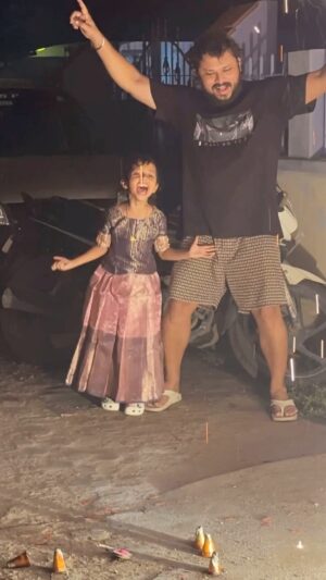 VJ Siddhu Instagram - ♥️If daughter and dad have same vibe ♥️ @vjsiddhu_official #vjsiddhuvlogs #inivlogs #iniyaazh #ini #daughter