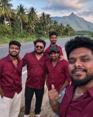 VJ Siddhu Instagram - Unmaiyana Kadal na uyir haaa kudukurom 🙌🏼 

#vjsiddhu #vjsiddhuvlogs #friends #love
