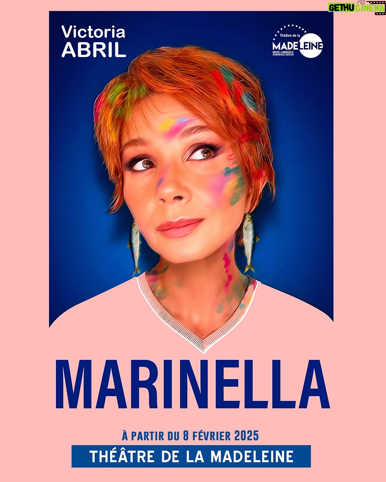 Victoria Abril - 550 Likes - Peindre pour l’amour de l’art, essayer d’en vivre ou d’en survivre, Claudia n’en demande pas plus !
Surtout que c’est son mari qui l’entretient, fasciné par cette femme si talentueuse !
Mais quand l’entreprise de sardines Marinella va proposer un gros chèque à Claudia pour utiliser ses peintures, le dilemme va être terrible !
Vendre son âme au diable ou rester une artiste incorruptible ?
Faust n’est pas loin…
En quelques pièces, Victoria Abril est devenue une véritable muse pour le théâtre de boulevard en France !
C’est la plus espagnole de nos actrices comique et le jeune auteur Franck BUIROD lui a écrit une comédie sur mesure, en l’imaginant en peintre fantasque aux prises avec les sirènes du monde de la publicité : les sardines Marinella.
Saura-t-elle résister à l’appât du gain pour rester dans la pureté de son art ?
Répliques et rebondissements hilarants dans cette nouvelle aventure de Victoria Abril.
Au Théâtre de la Madeleine à partir du 8 février 2025
De : Franck BUIROD
Avec : Victoria ABRIL
Mise en scène : Julien ALLUGUETTE
🎟️ theatremadeleine.com