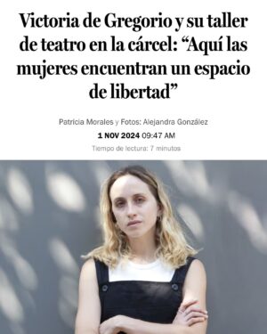 Victoria De Gregorio Instagram - Les comparto unos extractos de la entrevista que me hicieron sobre el taller que hago hace más de un año en el Centro Penitenciario de Mujeres de San Joaquín.
Lo digo y no me canso de repetirlo, creo profundamente en el poder transformador del teatro y amo poder acompañar a otros a descubrir y usar ese poder. 
Gracias @abriendo_puertas por esta oportunidad ❤️
