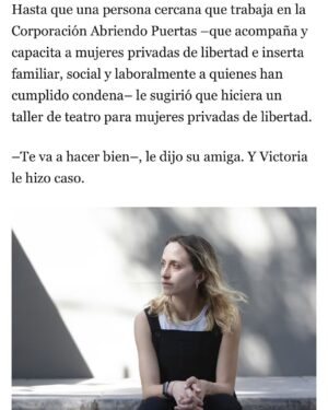 Victoria De Gregorio Instagram - Les comparto unos extractos de la entrevista que me hicieron sobre el taller que hago hace más de un año en el Centro Penitenciario de Mujeres de San Joaquín.
Lo digo y no me canso de repetirlo, creo profundamente en el poder transformador del teatro y amo poder acompañar a otros a descubrir y usar ese poder. 
Gracias @abriendo_puertas por esta oportunidad ❤️