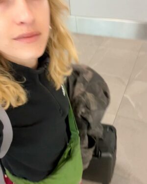 Victoria De Gregorio Instagram - M A R A T O N I S T A 🥹
Lo logré CTM.
Nada es imposible wn, ni una weá! 
Con infinito esfuerzo, disciplina, y trabajo, saqué mi primer maratón. Meses de preparación y hoy fui a buscar mi medalla🥇 ❤️
Disfruté cada kilómetro, apreté los dientes y sufrí los últimos tres. 
Gracias Buenos Aires, me has dado tanto 🇦🇷🩵
Cumplí un sueño y creo que me hice adicta.
Gracias infinitas a mi familia que me acompañó y fueron la mejor barra.
Gracias a mi coach @valeargandona que supo sacar lo mejor de mí y me enamoró del proceso.
Gracias a @masoterapia.deportiva.kari por cuidar mis piernas.
Gracias @painland_ por salvarme de mi lesión a última hora.
Gracias a quienes me aconsejaron y acompañaron en este proceso ❤️
Estoy muy emocionada por las lindas palabras que recibí de todos y todas quienes me siguieron en el proceso y estuvieron siempre mandando su amor!! Los sentí muy cerca.

1: mírenme, lo logré!
2: reelcito Buenos Aires
3: 5.20 am antes de salir 😬
4: el plan perfecto🫡
5: km 21 aprox, trancu y feliz
6: km 39 aprox, estoy a punto 🥹🥵
7: merch oficial de mi barra🥰

@runningcoach_women 

3:42:05 ⏱️ 🏃‍♀️ 

#runner #maratonbuenosaires
