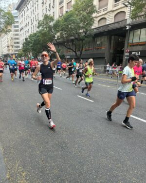 Victoria De Gregorio Instagram - M A R A T O N I S T A 🥹
Lo logré CTM.
Nada es imposible wn, ni una weá! 
Con infinito esfuerzo, disciplina, y trabajo, saqué mi primer maratón. Meses de preparación y hoy fui a buscar mi medalla🥇 ❤️
Disfruté cada kilómetro, apreté los dientes y sufrí los últimos tres. 
Gracias Buenos Aires, me has dado tanto 🇦🇷🩵
Cumplí un sueño y creo que me hice adicta.
Gracias infinitas a mi familia que me acompañó y fueron la mejor barra.
Gracias a mi coach @valeargandona que supo sacar lo mejor de mí y me enamoró del proceso.
Gracias a @masoterapia.deportiva.kari por cuidar mis piernas.
Gracias @painland_ por salvarme de mi lesión a última hora.
Gracias a quienes me aconsejaron y acompañaron en este proceso ❤️
Estoy muy emocionada por las lindas palabras que recibí de todos y todas quienes me siguieron en el proceso y estuvieron siempre mandando su amor!! Los sentí muy cerca.

1: mírenme, lo logré!
2: reelcito Buenos Aires
3: 5.20 am antes de salir 😬
4: el plan perfecto🫡
5: km 21 aprox, trancu y feliz
6: km 39 aprox, estoy a punto 🥹🥵
7: merch oficial de mi barra🥰

@runningcoach_women 

3:42:05 ⏱️ 🏃‍♀️ 

#runner #maratonbuenosaires
