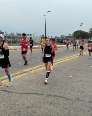 Victoria De Gregorio Instagram - M A R A T O N I S T A 🥹
Lo logré CTM.
Nada es imposible wn, ni una weá! 
Con infinito esfuerzo, disciplina, y trabajo, saqué mi primer maratón. Meses de preparación y hoy fui a buscar mi medalla🥇 ❤️
Disfruté cada kilómetro, apreté los dientes y sufrí los últimos tres. 
Gracias Buenos Aires, me has dado tanto 🇦🇷🩵
Cumplí un sueño y creo que me hice adicta.
Gracias infinitas a mi familia que me acompañó y fueron la mejor barra.
Gracias a mi coach @valeargandona que supo sacar lo mejor de mí y me enamoró del proceso.
Gracias a @masoterapia.deportiva.kari por cuidar mis piernas.
Gracias @painland_ por salvarme de mi lesión a última hora.
Gracias a quienes me aconsejaron y acompañaron en este proceso ❤️
Estoy muy emocionada por las lindas palabras que recibí de todos y todas quienes me siguieron en el proceso y estuvieron siempre mandando su amor!! Los sentí muy cerca.

1: mírenme, lo logré!
2: reelcito Buenos Aires
3: 5.20 am antes de salir 😬
4: el plan perfecto🫡
5: km 21 aprox, trancu y feliz
6: km 39 aprox, estoy a punto 🥹🥵
7: merch oficial de mi barra🥰

@runningcoach_women 

3:42:05 ⏱️ 🏃‍♀️ 

#runner #maratonbuenosaires