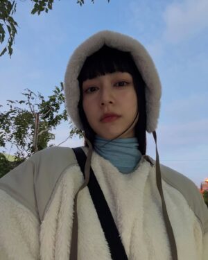 Wen-Ling Cheng Instagram - 冬天除了發熱衣還需要緊緊的高領內搭！
20年第一次認識 @bb.blue_official 到現在
一直都是優雅的泡泡藍色，好喜歡☺︎♡

新系列12/10上架了-