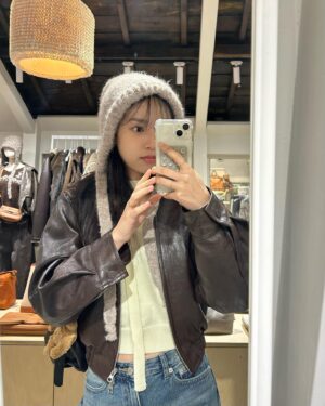 YENA Instagram - 가을 잘 가기로 해 !..🍂