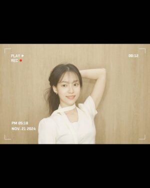 YENA Instagram - 가을 잘 가기로 해 !..🍂