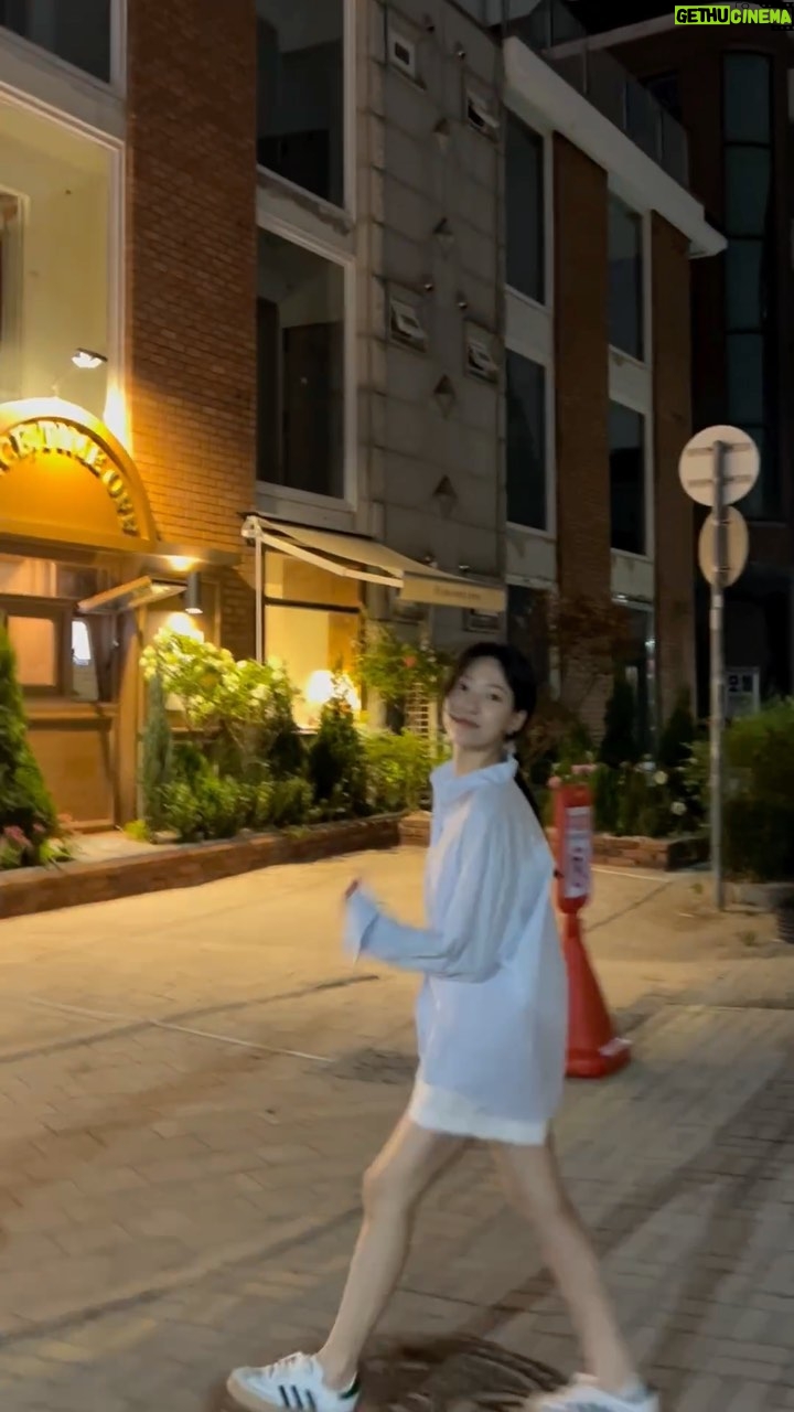 YENA - 1.8K Likes - 나 여름 좋아할지도••