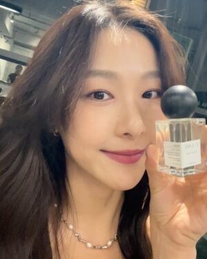 Ya-Gi Lai Instagram - 𝐻𝑎𝑝𝑝𝑦𝐵𝑖𝑟𝑡ℎ𝑑𝑎𝑦 謝謝所有祝福和愛💐

室友安排生日驚喜行程-為自己調香水
我將它命名為 ’ Birthday ’ 
一罐清新溫暖的木質香調
希望面對未來皆保有純真和善良*･ﾟ*¨̮⋆｡˚

：「芬妮母難日快樂，賴拔我愛你。」