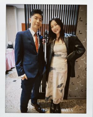 Ya-Gi Lai Instagram - 這篇貼文有些複雜 難以形容
好感動、好神奇、好快？好懷念…

因為「鼓」開啟緣份
也因為「鼓」持續的友誼
看著新郎原本手中握鼓棒變成握新娘
發現時間這麼走著 我們是真的長大了✨

明明才一起
小學二年級開始練鼓到高中
每週下台南練鼓的日子（主餐汗水附餐水泡）
在鼓團分組的萬年搭檔（對打、武打…）
國中同校不同班卻還在下課時間約操場比100公尺誰跑得快（到現在還是不懂為何要這樣😹）
到了大學聽你分享遇見一位很好的女孩（也就是現在的老婆）

平常不會頻繁聯繫
但在重要時刻一定會出現
各自在不同城市工作
但相聚就能毫無負擔丟出煩惱

我們近20年的友誼就是如此

因為打鼓獲得好多溫柔和愛，
我也真的很享受舞台喜歡表演。

最重要的：「阿柏、柚子，結婚快樂🫶🏻」