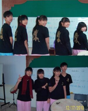 Ya-Gi Lai Instagram - 這篇貼文有些複雜 難以形容
好感動、好神奇、好快？好懷念…

因為「鼓」開啟緣份
也因為「鼓」持續的友誼
看著新郎原本手中握鼓棒變成握新娘
發現時間這麼走著 我們是真的長大了✨

明明才一起
小學二年級開始練鼓到高中
每週下台南練鼓的日子（主餐汗水附餐水泡）
在鼓團分組的萬年搭檔（對打、武打…）
國中同校不同班卻還在下課時間約操場比100公尺誰跑得快（到現在還是不懂為何要這樣😹）
到了大學聽你分享遇見一位很好的女孩（也就是現在的老婆）

平常不會頻繁聯繫
但在重要時刻一定會出現
各自在不同城市工作
但相聚就能毫無負擔丟出煩惱

我們近20年的友誼就是如此

因為打鼓獲得好多溫柔和愛，
我也真的很享受舞台喜歡表演。

最重要的：「阿柏、柚子，結婚快樂🫶🏻」