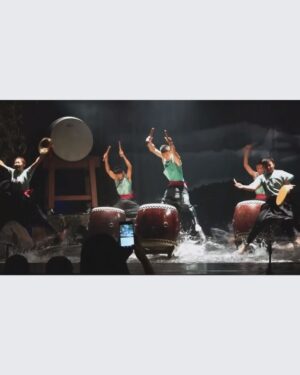 Ya-Gi Lai Instagram - 這篇貼文有些複雜 難以形容
好感動、好神奇、好快？好懷念…

因為「鼓」開啟緣份
也因為「鼓」持續的友誼
看著新郎原本手中握鼓棒變成握新娘
發現時間這麼走著 我們是真的長大了✨

明明才一起
小學二年級開始練鼓到高中
每週下台南練鼓的日子（主餐汗水附餐水泡）
在鼓團分組的萬年搭檔（對打、武打…）
國中同校不同班卻還在下課時間約操場比100公尺誰跑得快（到現在還是不懂為何要這樣😹）
到了大學聽你分享遇見一位很好的女孩（也就是現在的老婆）

平常不會頻繁聯繫
但在重要時刻一定會出現
各自在不同城市工作
但相聚就能毫無負擔丟出煩惱

我們近20年的友誼就是如此

因為打鼓獲得好多溫柔和愛，
我也真的很享受舞台喜歡表演。

最重要的：「阿柏、柚子，結婚快樂🫶🏻」