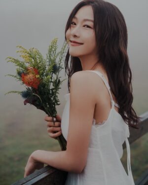 Ya-Gi Lai Instagram - ：
心裡的霧，有時像那天山中，忽然失控瀰漫，遮蔽所有方向；但也會突然放晴，短暫卻耀眼，提醒我霧終將散去，天空仍會清朗。

Thank you for making me feel like your 
number one girl .

-
Haircolor @seefuhair 
Photography @hamisnotpuman