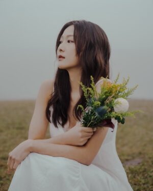 Ya-Gi Lai Instagram - ：
心裡的霧，有時像那天山中，忽然失控瀰漫，遮蔽所有方向；但也會突然放晴，短暫卻耀眼，提醒我霧終將散去，天空仍會清朗。

Thank you for making me feel like your 
number one girl .

-
Haircolor @seefuhair 
Photography @hamisnotpuman