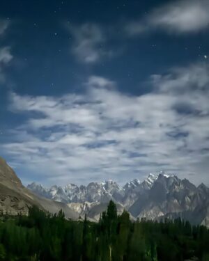 Yashma Gill Instagram - Some locals helped me climb up to a secret star gazing spot which is normally used to land helicopters and the experience couldn’t have gotten better than this!! - spotted Passu cons, attabad lake and gulmit glacier. The sky was transparent and the view was unreal!! MashaAllah 🩶