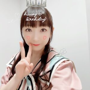 Yui Horie Instagram - .
本日、17才の誕生日を迎えました♪

誕生日なので、ちょっとうかれた写真を…（笑）