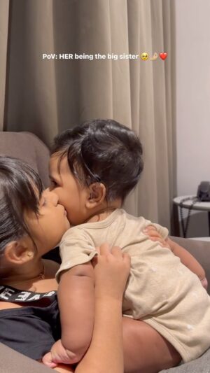 Zara Zyanna Instagram - I’m not bossy, I’m just a big sister 😎 🥹❤️

What do you think??
Big sister suits me?? 

#bigsister #siblingslove #chitchat #kidsfashion #kidsofinstagram #babygirl #siblingstime