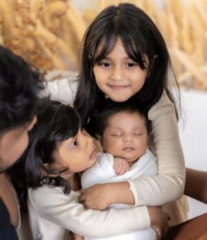 Zara Zyanna Instagram - Ziva: Ma, can I hold him please.
Zara: No, he is mine! 
Praveen: How do I handle them and pose at the same time? 
Shantha: How adorable are they! 

A candid picture of everyday story! 🥺🥹🤣😂😍😘😏

That’s why I love @shotsbyvandana 
For sending us home back with memories back from home.