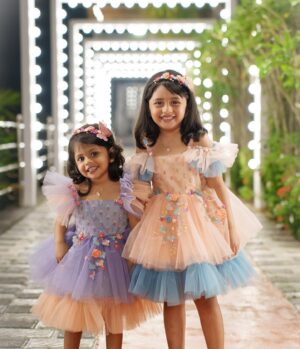 Zara Zyanna Instagram - The best way to see Christmas is through the eyes of a child. ✨ 

And there you go, our Christmas outfit 🥹♥️✨
Dazzling butterflies all so pretty! ✨🎄
Thank you @mammas_peehz for the lovely custom made outfit. We really loved it! 

Especially the curated matchy hair band. They felt like the Christmas angels and so did we! ✨

Shot by daddy dearest @praveen.jpeg ♥️