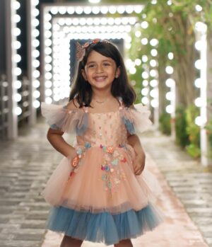 Zara Zyanna Instagram - The best way to see Christmas is through the eyes of a child. ✨ 

And there you go, our Christmas outfit 🥹♥️✨
Dazzling butterflies all so pretty! ✨🎄
Thank you @mammas_peehz for the lovely custom made outfit. We really loved it! 

Especially the curated matchy hair band. They felt like the Christmas angels and so did we! ✨

Shot by daddy dearest @praveen.jpeg ♥️