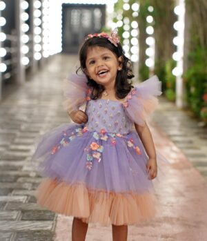Zara Zyanna Instagram - The best way to see Christmas is through the eyes of a child. ✨ 

And there you go, our Christmas outfit 🥹♥️✨
Dazzling butterflies all so pretty! ✨🎄
Thank you @mammas_peehz for the lovely custom made outfit. We really loved it! 

Especially the curated matchy hair band. They felt like the Christmas angels and so did we! ✨

Shot by daddy dearest @praveen.jpeg ♥️