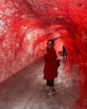 Zeynep Ozbatur Atakan Instagram - İyi haftalar herkese...uzun zamandır beni en çok etkileyen işlerden birini burada paylaşmadan olmazdı. Chiharu Shiota'nın Dünyalar Arasında isimli çalışması İstanbul Modern’de... Sanatçının bu yerleştirmesinde tüm sergi salon kırmızı ipliklerle sarılmış.
Bavullar da bu alanın içinde ve “yokluk içinde var olma” temasına vurgu yapıyor. 
Bavullar, kırmızı ipler ve hayatımız... Beni çok derinden etkiledi. Sanırım bir kez daha gideceğim ve kendi labirentimin izini süreceğim. #chiharushiota #istanbulmodern #zeynepatakan