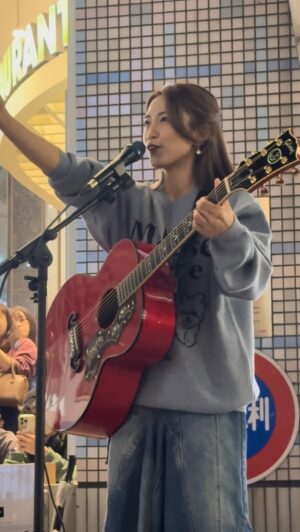 miwa Instagram - 来年15周年を迎えるので、生の歌声を届けたい、という思いから、原点の路上ライブをやりたいと思いました✨
急遽許可が取れて、路上ライブができました✨パルコさんありがとうございました✨
本当に急遽だったので、楽器屋さんに行ってくれて、セッティングしてくれたスタッフさんにも感謝です✨ご協力してくださった関係者の皆様、ありがとうございました！！
今回はパルコさんのご協力があり路上ライブを急遽できたので、各地域でやるのは難しいとは思いますが、上映会ツアーでみなさんとお会いできるのを楽しみにしています🥰

#広島
#路上ライブ
#miwaライブビューイングツアー