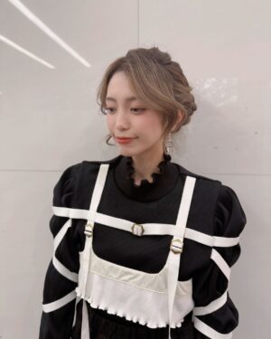 miwa Instagram - 衣装🖤🤍🖤🤍
トップス→ @rbtxco
スカート→ @oldhoney.tokyo
イヤリング→ @chouetteme_accessory