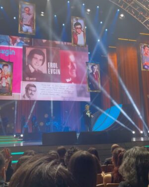 İpek Erdem Instagram - 50. yılınız kutlu olsun! @panteneturkiye #altınkelebeködülleri Nice senelere! Çok emek verilmiş bir geceydi. Emeği geçen herkese teşekkürler. Davetiniz için de teşekkür ederim. #hürriyet 

Ödül alan, aday olan, emek veren herkesi tebrik ederim. 

Gece çok değerli sanatçılarımız ile bir taraftan güzel geçerken ülkemizin acı gündemleri ve gözlerimizin dolması ile de dolu bir geceydi. Böyle geçmesi de iyidir. Hiç yokmuş gibi keyifli geçmesi  vahim bir durum olurdu bence. İyileştirmemiz gereken, taşın altına elimizi sokmamız gereken çok şey var. 

Şunu söylemeden geçemeyeceğim, o küçücük çocuğa ödül alırken bu cümleleri kurdurttuğumuz için gerçekten yazıklar olsun hepimize. O çocuk sadece mutlulukla ödülünü alıp, tatlı tatlı konuşup, sahneden inmeliydi yaşadığı ülkede. #sarpkaanaltınçapa 
Biz yetişkinler bunu beceremedik. 

Temennim umarım hepimiz bir gün uyanır, iyileşir, elimizden geleni yaparız. Umarım önümüzdeki yıl tüm bu konuştuğumuz, arkasında kadın, erkek durmamız gereken meselelerimizi iyileştirmiş oluruz ve daha keyifli bir gece yaşayabiliriz.

Arkasında durduğunuz ve iyi ev sahipliği yaptığınız için tekrar teşekkürler. Bence tüm gerçekliği ile samimi bir geceydi. 

Sevgilerimle

Beni geceye hazırlayan herkese teşekkürler.

Elbise @idrilofficial @boreal.brandlifting 
Saç @huseyinpolatofficial @hakangoleli 
Makyaj @guven_yorulmaz 
Etole, çanta ve takılar @retronanaistanbul
