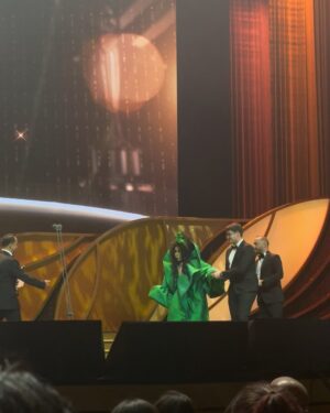 İpek Erdem Instagram - 50. yılınız kutlu olsun! @panteneturkiye #altınkelebeködülleri Nice senelere! Çok emek verilmiş bir geceydi. Emeği geçen herkese teşekkürler. Davetiniz için de teşekkür ederim. #hürriyet 

Ödül alan, aday olan, emek veren herkesi tebrik ederim. 

Gece çok değerli sanatçılarımız ile bir taraftan güzel geçerken ülkemizin acı gündemleri ve gözlerimizin dolması ile de dolu bir geceydi. Böyle geçmesi de iyidir. Hiç yokmuş gibi keyifli geçmesi  vahim bir durum olurdu bence. İyileştirmemiz gereken, taşın altına elimizi sokmamız gereken çok şey var. 

Şunu söylemeden geçemeyeceğim, o küçücük çocuğa ödül alırken bu cümleleri kurdurttuğumuz için gerçekten yazıklar olsun hepimize. O çocuk sadece mutlulukla ödülünü alıp, tatlı tatlı konuşup, sahneden inmeliydi yaşadığı ülkede. #sarpkaanaltınçapa 
Biz yetişkinler bunu beceremedik. 

Temennim umarım hepimiz bir gün uyanır, iyileşir, elimizden geleni yaparız. Umarım önümüzdeki yıl tüm bu konuştuğumuz, arkasında kadın, erkek durmamız gereken meselelerimizi iyileştirmiş oluruz ve daha keyifli bir gece yaşayabiliriz.

Arkasında durduğunuz ve iyi ev sahipliği yaptığınız için tekrar teşekkürler. Bence tüm gerçekliği ile samimi bir geceydi. 

Sevgilerimle

Beni geceye hazırlayan herkese teşekkürler.

Elbise @idrilofficial @boreal.brandlifting 
Saç @huseyinpolatofficial @hakangoleli 
Makyaj @guven_yorulmaz 
Etole, çanta ve takılar @retronanaistanbul