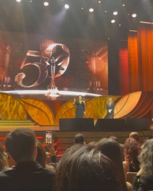 İpek Erdem Instagram - 50. yılınız kutlu olsun! @panteneturkiye #altınkelebeködülleri Nice senelere! Çok emek verilmiş bir geceydi. Emeği geçen herkese teşekkürler. Davetiniz için de teşekkür ederim. #hürriyet 

Ödül alan, aday olan, emek veren herkesi tebrik ederim. 

Gece çok değerli sanatçılarımız ile bir taraftan güzel geçerken ülkemizin acı gündemleri ve gözlerimizin dolması ile de dolu bir geceydi. Böyle geçmesi de iyidir. Hiç yokmuş gibi keyifli geçmesi  vahim bir durum olurdu bence. İyileştirmemiz gereken, taşın altına elimizi sokmamız gereken çok şey var. 

Şunu söylemeden geçemeyeceğim, o küçücük çocuğa ödül alırken bu cümleleri kurdurttuğumuz için gerçekten yazıklar olsun hepimize. O çocuk sadece mutlulukla ödülünü alıp, tatlı tatlı konuşup, sahneden inmeliydi yaşadığı ülkede. #sarpkaanaltınçapa 
Biz yetişkinler bunu beceremedik. 

Temennim umarım hepimiz bir gün uyanır, iyileşir, elimizden geleni yaparız. Umarım önümüzdeki yıl tüm bu konuştuğumuz, arkasında kadın, erkek durmamız gereken meselelerimizi iyileştirmiş oluruz ve daha keyifli bir gece yaşayabiliriz.

Arkasında durduğunuz ve iyi ev sahipliği yaptığınız için tekrar teşekkürler. Bence tüm gerçekliği ile samimi bir geceydi. 

Sevgilerimle

Beni geceye hazırlayan herkese teşekkürler.

Elbise @idrilofficial @boreal.brandlifting 
Saç @huseyinpolatofficial @hakangoleli 
Makyaj @guven_yorulmaz 
Etole, çanta ve takılar @retronanaistanbul