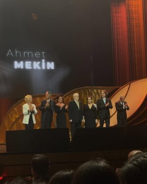 İpek Erdem Instagram - 50. yılınız kutlu olsun! @panteneturkiye #altınkelebeködülleri Nice senelere! Çok emek verilmiş bir geceydi. Emeği geçen herkese teşekkürler. Davetiniz için de teşekkür ederim. #hürriyet 

Ödül alan, aday olan, emek veren herkesi tebrik ederim. 

Gece çok değerli sanatçılarımız ile bir taraftan güzel geçerken ülkemizin acı gündemleri ve gözlerimizin dolması ile de dolu bir geceydi. Böyle geçmesi de iyidir. Hiç yokmuş gibi keyifli geçmesi  vahim bir durum olurdu bence. İyileştirmemiz gereken, taşın altına elimizi sokmamız gereken çok şey var. 

Şunu söylemeden geçemeyeceğim, o küçücük çocuğa ödül alırken bu cümleleri kurdurttuğumuz için gerçekten yazıklar olsun hepimize. O çocuk sadece mutlulukla ödülünü alıp, tatlı tatlı konuşup, sahneden inmeliydi yaşadığı ülkede. #sarpkaanaltınçapa 
Biz yetişkinler bunu beceremedik. 

Temennim umarım hepimiz bir gün uyanır, iyileşir, elimizden geleni yaparız. Umarım önümüzdeki yıl tüm bu konuştuğumuz, arkasında kadın, erkek durmamız gereken meselelerimizi iyileştirmiş oluruz ve daha keyifli bir gece yaşayabiliriz.

Arkasında durduğunuz ve iyi ev sahipliği yaptığınız için tekrar teşekkürler. Bence tüm gerçekliği ile samimi bir geceydi. 

Sevgilerimle

Beni geceye hazırlayan herkese teşekkürler.

Elbise @idrilofficial @boreal.brandlifting 
Saç @huseyinpolatofficial @hakangoleli 
Makyaj @guven_yorulmaz 
Etole, çanta ve takılar @retronanaistanbul