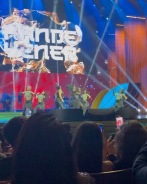 İpek Erdem Instagram - 50. yılınız kutlu olsun! @panteneturkiye #altınkelebeködülleri Nice senelere! Çok emek verilmiş bir geceydi. Emeği geçen herkese teşekkürler. Davetiniz için de teşekkür ederim. #hürriyet 

Ödül alan, aday olan, emek veren herkesi tebrik ederim. 

Gece çok değerli sanatçılarımız ile bir taraftan güzel geçerken ülkemizin acı gündemleri ve gözlerimizin dolması ile de dolu bir geceydi. Böyle geçmesi de iyidir. Hiç yokmuş gibi keyifli geçmesi  vahim bir durum olurdu bence. İyileştirmemiz gereken, taşın altına elimizi sokmamız gereken çok şey var. 

Şunu söylemeden geçemeyeceğim, o küçücük çocuğa ödül alırken bu cümleleri kurdurttuğumuz için gerçekten yazıklar olsun hepimize. O çocuk sadece mutlulukla ödülünü alıp, tatlı tatlı konuşup, sahneden inmeliydi yaşadığı ülkede. #sarpkaanaltınçapa 
Biz yetişkinler bunu beceremedik. 

Temennim umarım hepimiz bir gün uyanır, iyileşir, elimizden geleni yaparız. Umarım önümüzdeki yıl tüm bu konuştuğumuz, arkasında kadın, erkek durmamız gereken meselelerimizi iyileştirmiş oluruz ve daha keyifli bir gece yaşayabiliriz.

Arkasında durduğunuz ve iyi ev sahipliği yaptığınız için tekrar teşekkürler. Bence tüm gerçekliği ile samimi bir geceydi. 

Sevgilerimle

Beni geceye hazırlayan herkese teşekkürler.

Elbise @idrilofficial @boreal.brandlifting 
Saç @huseyinpolatofficial @hakangoleli 
Makyaj @guven_yorulmaz 
Etole, çanta ve takılar @retronanaistanbul