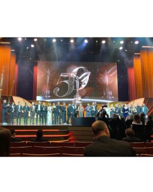 İpek Erdem Instagram - 50. yılınız kutlu olsun! @panteneturkiye #altınkelebeködülleri Nice senelere! Çok emek verilmiş bir geceydi. Emeği geçen herkese teşekkürler. Davetiniz için de teşekkür ederim. #hürriyet 

Ödül alan, aday olan, emek veren herkesi tebrik ederim. 

Gece çok değerli sanatçılarımız ile bir taraftan güzel geçerken ülkemizin acı gündemleri ve gözlerimizin dolması ile de dolu bir geceydi. Böyle geçmesi de iyidir. Hiç yokmuş gibi keyifli geçmesi  vahim bir durum olurdu bence. İyileştirmemiz gereken, taşın altına elimizi sokmamız gereken çok şey var. 

Şunu söylemeden geçemeyeceğim, o küçücük çocuğa ödül alırken bu cümleleri kurdurttuğumuz için gerçekten yazıklar olsun hepimize. O çocuk sadece mutlulukla ödülünü alıp, tatlı tatlı konuşup, sahneden inmeliydi yaşadığı ülkede. #sarpkaanaltınçapa 
Biz yetişkinler bunu beceremedik. 

Temennim umarım hepimiz bir gün uyanır, iyileşir, elimizden geleni yaparız. Umarım önümüzdeki yıl tüm bu konuştuğumuz, arkasında kadın, erkek durmamız gereken meselelerimizi iyileştirmiş oluruz ve daha keyifli bir gece yaşayabiliriz.

Arkasında durduğunuz ve iyi ev sahipliği yaptığınız için tekrar teşekkürler. Bence tüm gerçekliği ile samimi bir geceydi. 

Sevgilerimle

Beni geceye hazırlayan herkese teşekkürler.

Elbise @idrilofficial @boreal.brandlifting 
Saç @huseyinpolatofficial @hakangoleli 
Makyaj @guven_yorulmaz 
Etole, çanta ve takılar @retronanaistanbul
