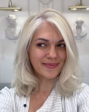 İpek Erdem Instagram - Bu teşekkürü o kadar çok etmek istiyorum ki. Artık hatırı sayılır bir zaman oldu... Saçlarıma bebek gibi bakmaları ve rengini harika yapmaları ayrı, herkesin bu kadar zarif, sevgi dolu olması, verdikleri değer, hissettirdikleri güven, huzur, mutluluk apayrı. Abartmıyorum. Bazen canım sıkkın olduğunda gelesim geliyor. Geliyorum da☺️ Arayıştaysanız sizin de bu güzel ve güvenilir, işlerini iyi yapan insanların ortamını tatmanız dileği ile tavsiye etmek isterim. 

Gerçekten varlığınıza şükürler olsun sevgili GAL @huseyinpolatofficial @hakangoleli ailesi. Hepiniz teker teker çok kıymetlisiniz ve hepinizi seviyorum. Beni sevdiğinizi biliyorum. Bunu çok şık bir şekilde her zaman hissettiriyorsunuz. İyi ki varsınız. 
Sevgiler☺️😚🌸

#reklam #hair #blondie