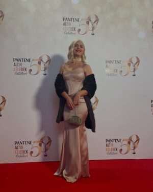 İpek Erdem Instagram - 50. yılınız kutlu olsun! @panteneturkiye #altınkelebeködülleri Nice senelere! Çok emek verilmiş bir geceydi. Emeği geçen herkese teşekkürler. Davetiniz için de teşekkür ederim. #hürriyet 

Ödül alan, aday olan, emek veren herkesi tebrik ederim. 

Gece çok değerli sanatçılarımız ile bir taraftan güzel geçerken ülkemizin acı gündemleri ve gözlerimizin dolması ile de dolu bir geceydi. Böyle geçmesi de iyidir. Hiç yokmuş gibi keyifli geçmesi  vahim bir durum olurdu bence. İyileştirmemiz gereken, taşın altına elimizi sokmamız gereken çok şey var. 

Şunu söylemeden geçemeyeceğim, o küçücük çocuğa ödül alırken bu cümleleri kurdurttuğumuz için gerçekten yazıklar olsun hepimize. O çocuk sadece mutlulukla ödülünü alıp, tatlı tatlı konuşup, sahneden inmeliydi yaşadığı ülkede. #sarpkaanaltınçapa 
Biz yetişkinler bunu beceremedik. 

Temennim umarım hepimiz bir gün uyanır, iyileşir, elimizden geleni yaparız. Umarım önümüzdeki yıl tüm bu konuştuğumuz, arkasında kadın, erkek durmamız gereken meselelerimizi iyileştirmiş oluruz ve daha keyifli bir gece yaşayabiliriz.

Arkasında durduğunuz ve iyi ev sahipliği yaptığınız için tekrar teşekkürler. Bence tüm gerçekliği ile samimi bir geceydi. 

Sevgilerimle

Beni geceye hazırlayan herkese teşekkürler.

Elbise @idrilofficial @boreal.brandlifting 
Saç @huseyinpolatofficial @hakangoleli 
Makyaj @guven_yorulmaz 
Etole, çanta ve takılar @retronanaistanbul