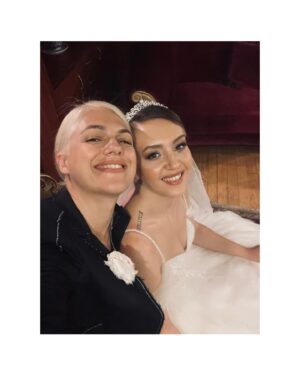 İpek Erdem Instagram - Benim canım yeğenim, güzel kızım… 
İyi ki doğdun. Seni çok seviyorum. Varlığını, sohbetini, dik duruşunu, sevgini her şeyini seviyorum. Yeni yaşına yepyeni bir hayat ile girdin. Çok mutlu, huzurlu, iyi olun🙏🏼 
Beraber nice güzel yıllarımız olsun. 🫂🌸♥️ 
Güzel bir aileyiz be🥰🙏🏼🧿